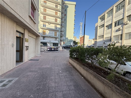 Locale Categoria Catastale A/10. Piano Terra, Ingresso Indipendente.